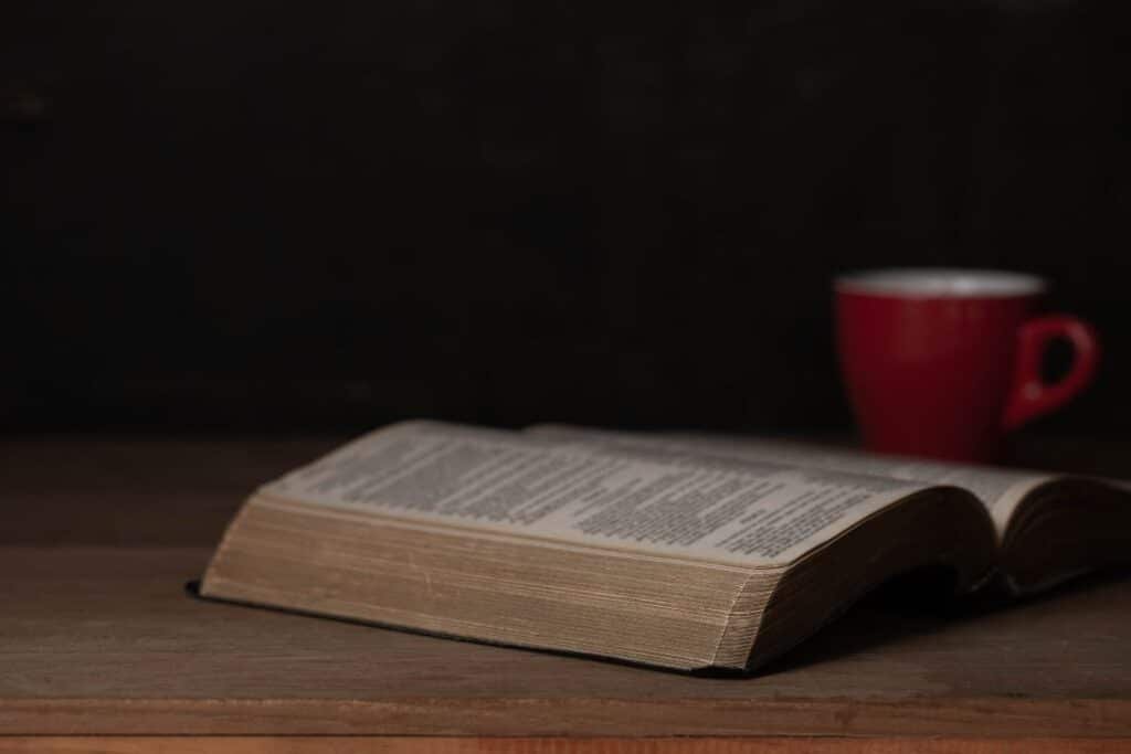 Como Escolher Leituras Sagradas e Mensagens Inspiradoras para o Evangelho no Lar